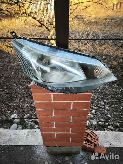 Фара правая на Ниссан на 200