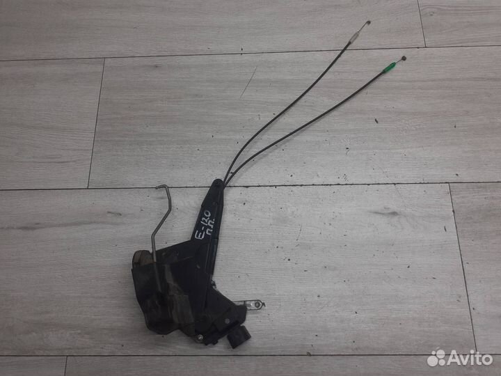 Замок двери передней правой Toyota Corolla E12