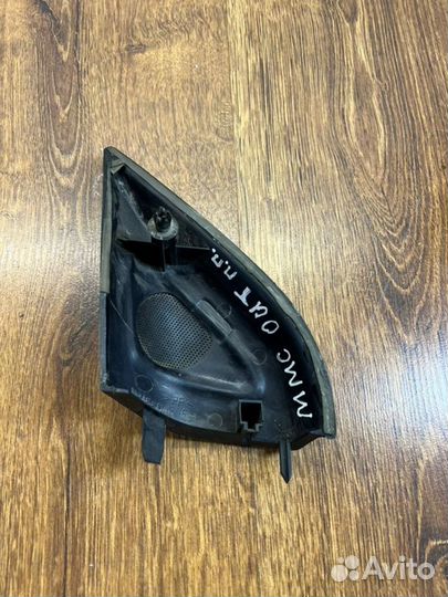 Уголок двери передний правый Mitsubishi Outlander