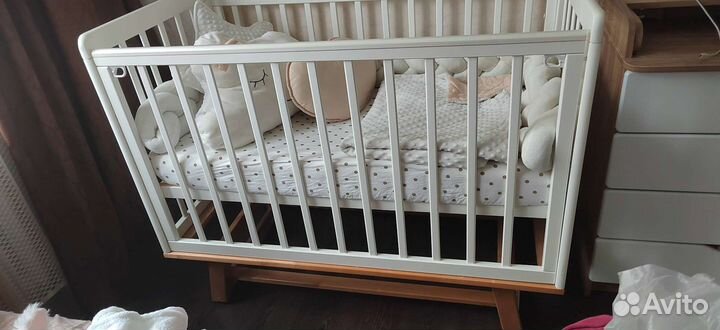 Детская кроватка с маятником