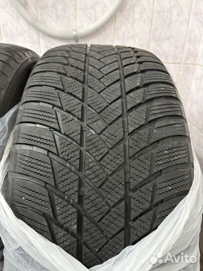 Bridgestone Blizzak LM-001 285/45 R21 113V