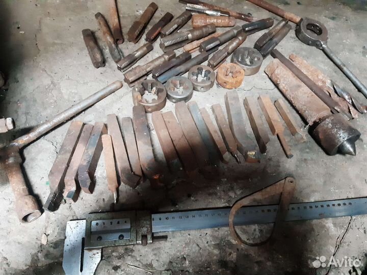 Токарные резцы по металлу,метчики,и т.д