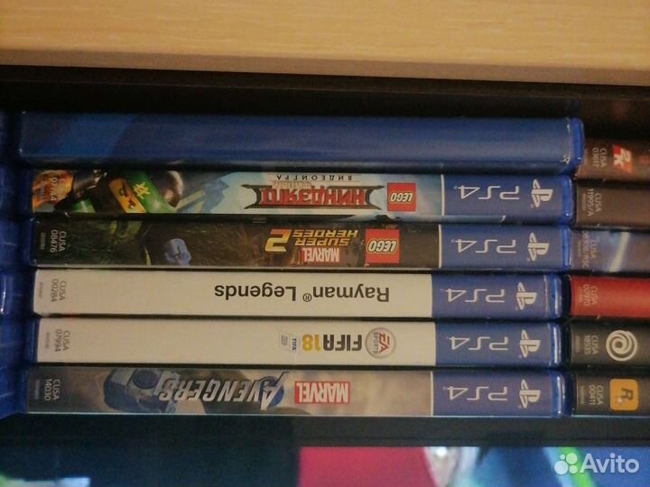 Игровая консоль ps4 с наушниками и крутыми дисками