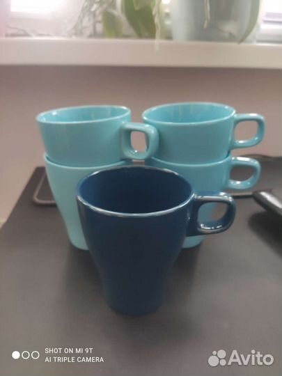 Чашки IKEA, скатерть, бутылки с пробкой