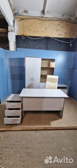 Комплект офисной мебели стол письменный шкаф