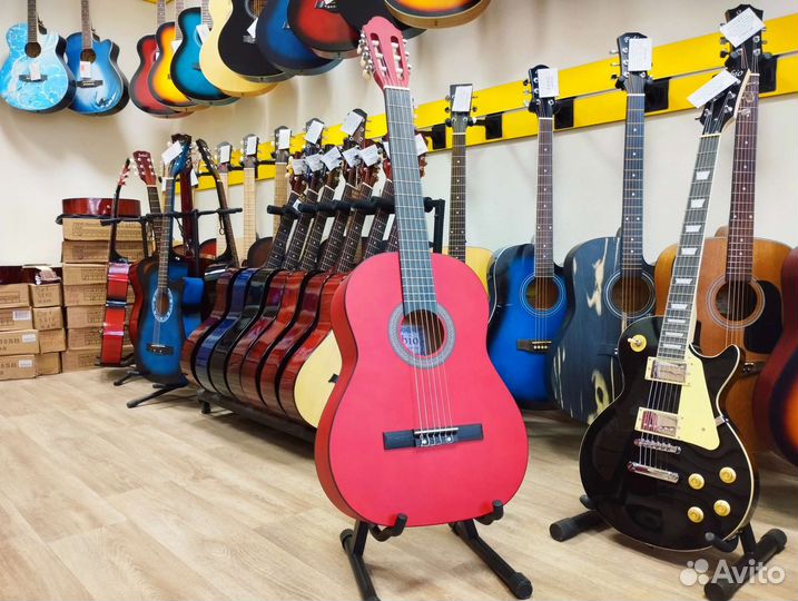 Классическая полноразмерная гитара