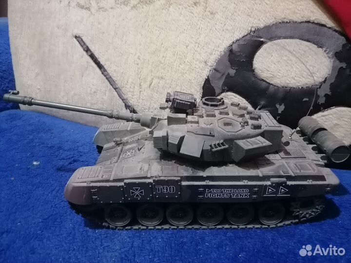 Танк игрушка