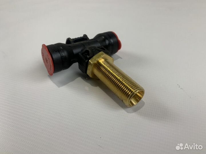 Штуцер модулятора ABS левая сторона (гайка Q351B18-R7 отдельно) DongFeng DFH4180