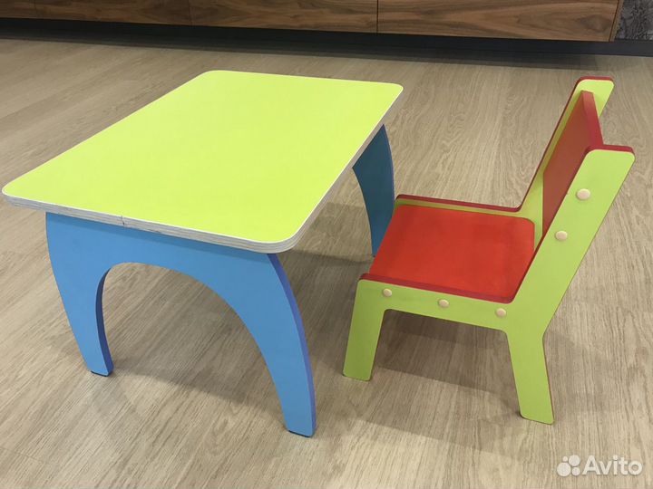 Детская мебель: стол и стул цветной