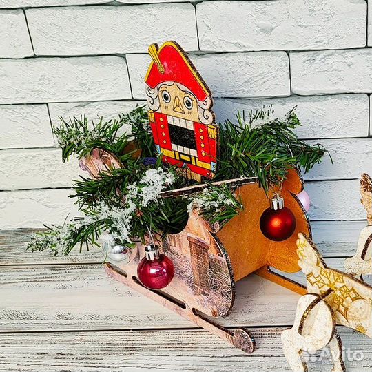 Сани в подарок от Дедушки Мороза