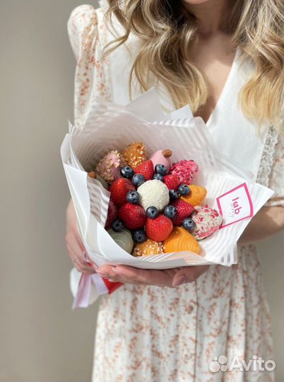 Букет с цветами и клубникой в шоколаде