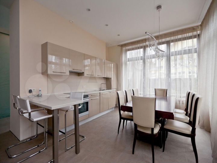 Дом 470 м² на участке 9 сот.