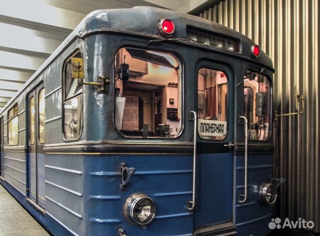 Старинные фары вагона метро