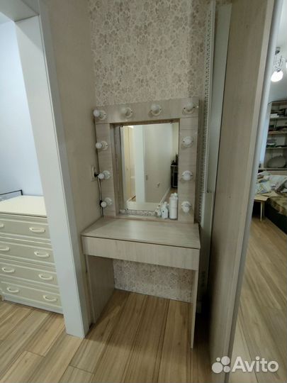 Гриммерный столик с лампочками