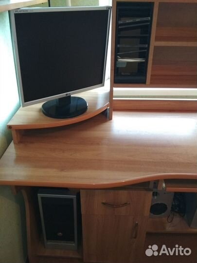 Компьютер и компьютерный стол