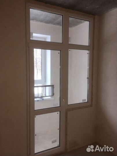 Стеклянная дверь на балкон