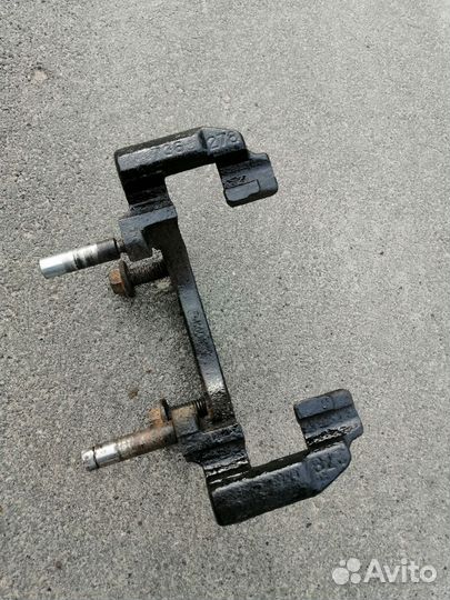 Скоба (опора) суппорта переднего Ford Focus II