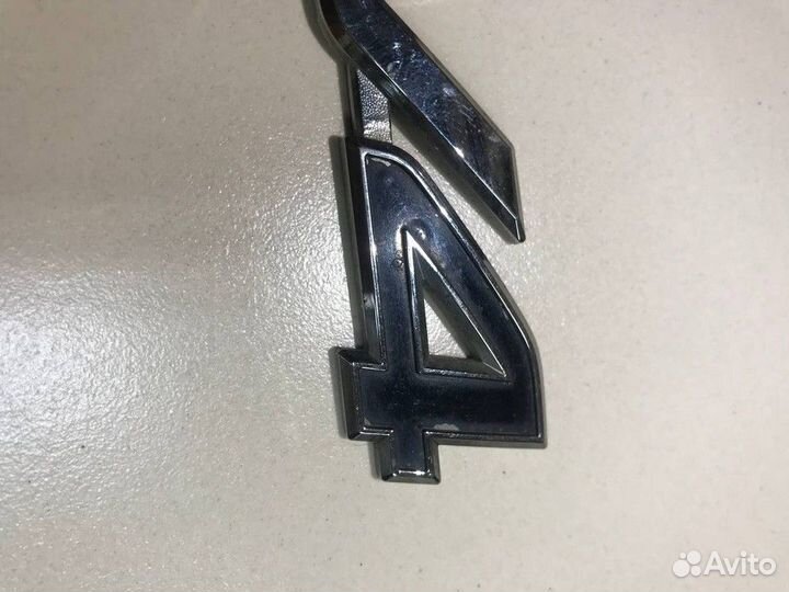 Эмблема надпись на крышку багажника Toyota RAV4