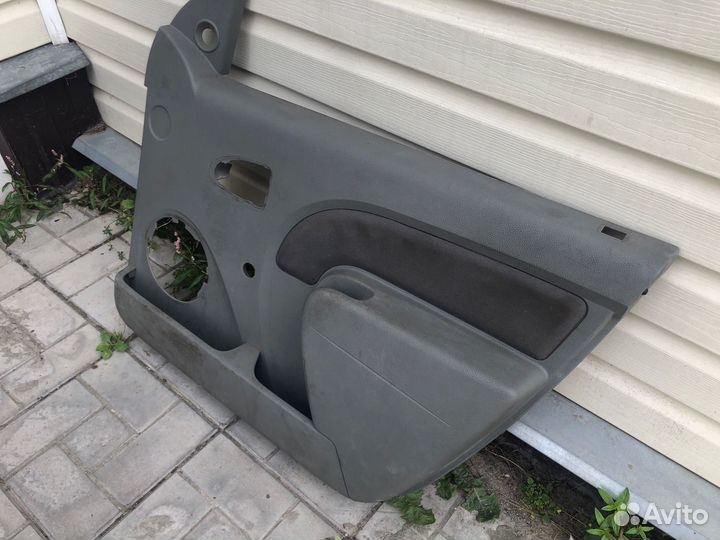 Обшивка двери передняя правая Renault Logan седан
