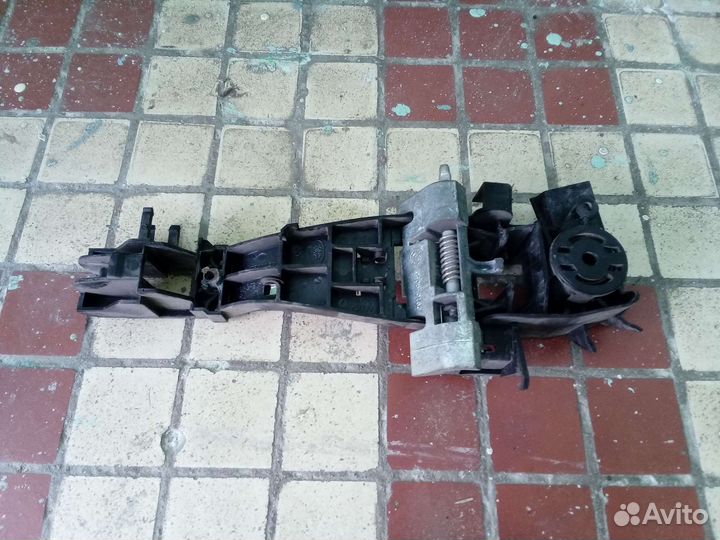 Кронштейн ручки двери передний левый Discovery3,4