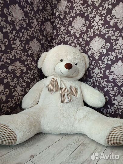 Большой плюшевый медведь