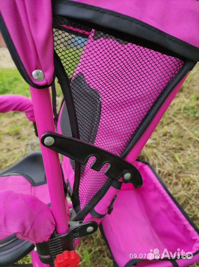 Трехколесный велосипед с ручкой, светом и музыкой