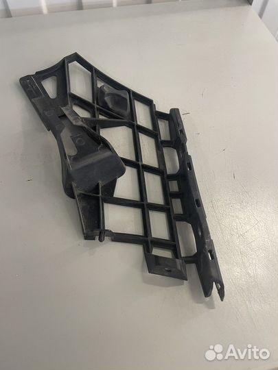 Кронштейн бампера переднего правый w246