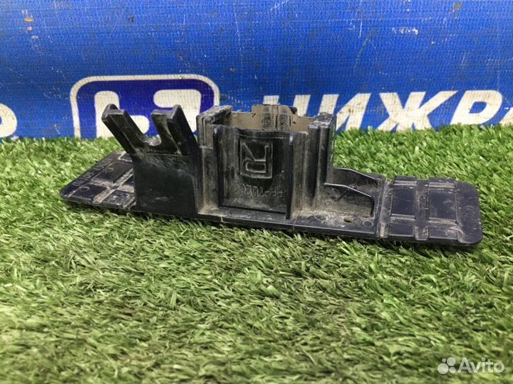 Кронштейн форсунки омывателя передний правый Lexus