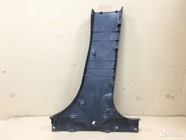 Обшивка средней стойки левая Mitsubishi Outlander