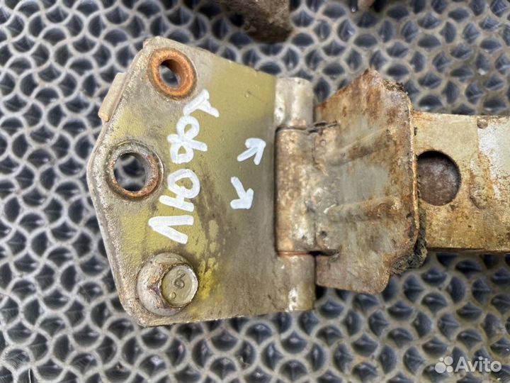 Петля двери багажника правая Nissan Patrol Y61 3.0