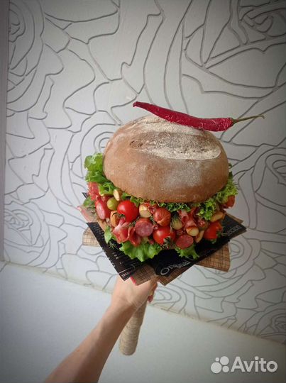 Букет, конверт, ящик для мужчины