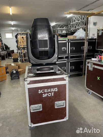 Вращающаяся голова Clay Paky Scenius Spot