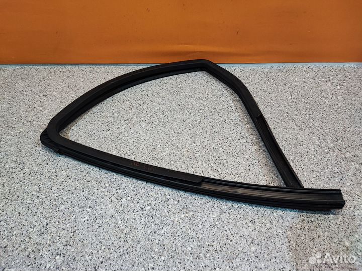 Уплотнитель заднего стекла Nissan Qashqai j10