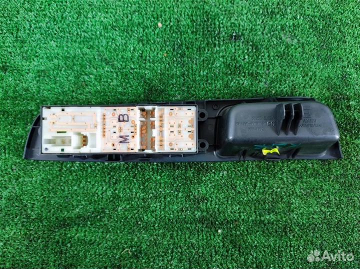 Блок управления стеклоподъемниками Nissan Tiida 2