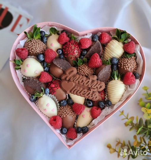Клубника в шоколаде сердце с цветами