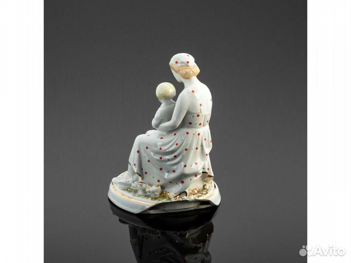 Статуэтка «Мама с ребенком, кормящая кур»