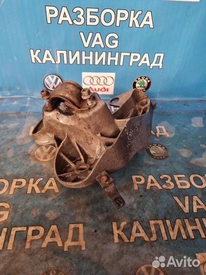 Кронштейн двигателя правый. Ауди А6-С6. 3.0 tdi