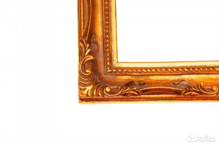 Зеркало в позолоченной раме. Новое