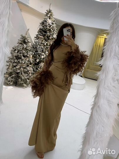 Платье с накидкой перьями