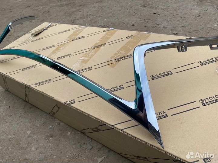 Молдинг решетки радиатора Lexus NX200