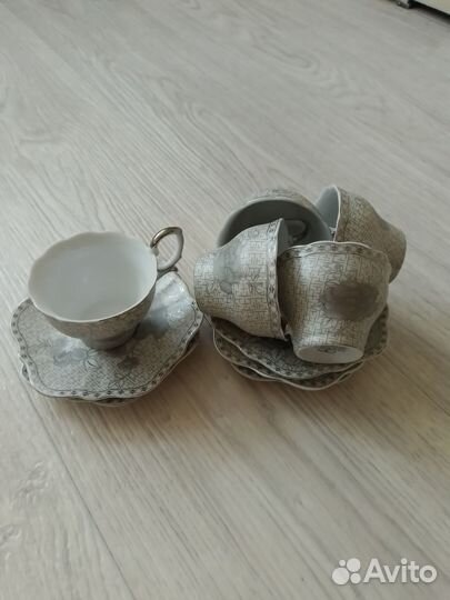 Кофейные чашки с блюдцами
