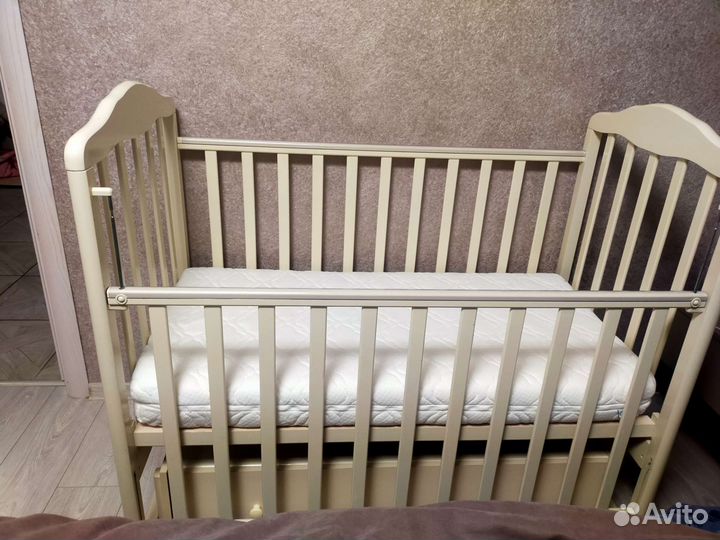 Детская кроватка с маятником без матраса