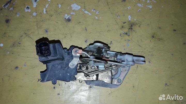 Замок двери задней Mitsubishi Galant