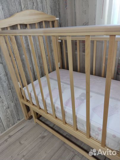 Детская кроватка с маятником