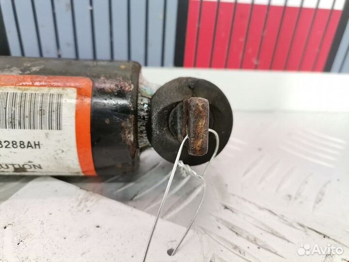 Амортизатор передний левый Jeep Cherokee XJ 2000