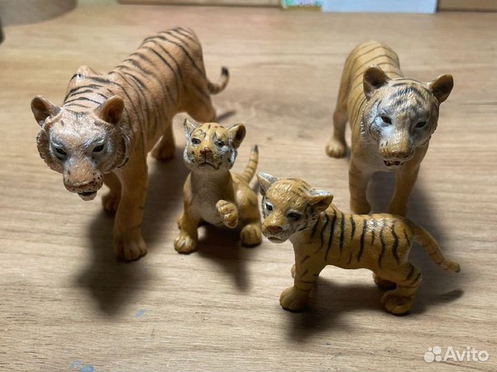 Семья тигров игрушки