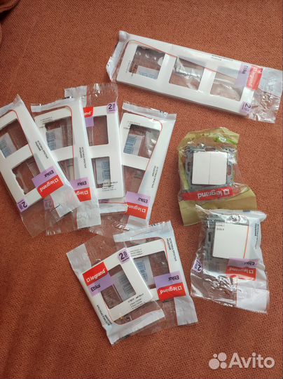 Рамки и выключатели legrand Etika белые