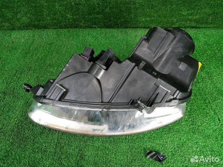 Фара передняя правая Volkswagen Jetta 5 BLG (1.4)