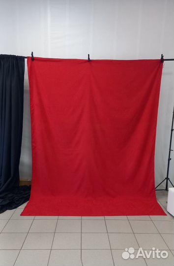 Отрез плотной красной ткани. Фон для фотосессии