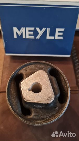 Сайлентблок переднего рычага BMW 31106890905